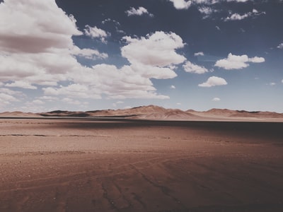 白天多云天气下沙漠景观摄影